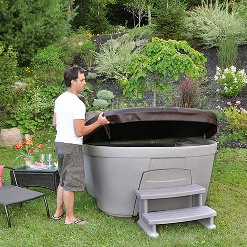 InnovaSpa Urbania Hot Tub